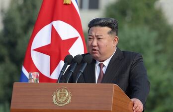 Nhà lãnh đạo Triều Tiên Kim Jong Un thị sát dây chuyền sản xuất tên lửa mới