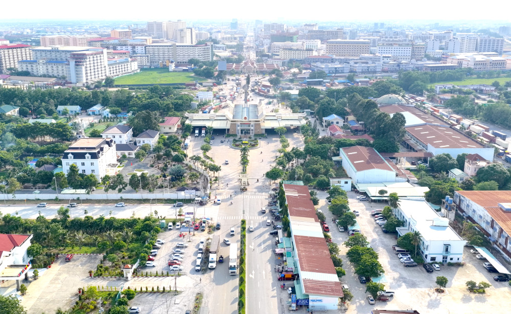 Hàng hóa xuất nhập cảnh được thông quan, vận chuyển xuyên suốt kỳ nghỉ lễ