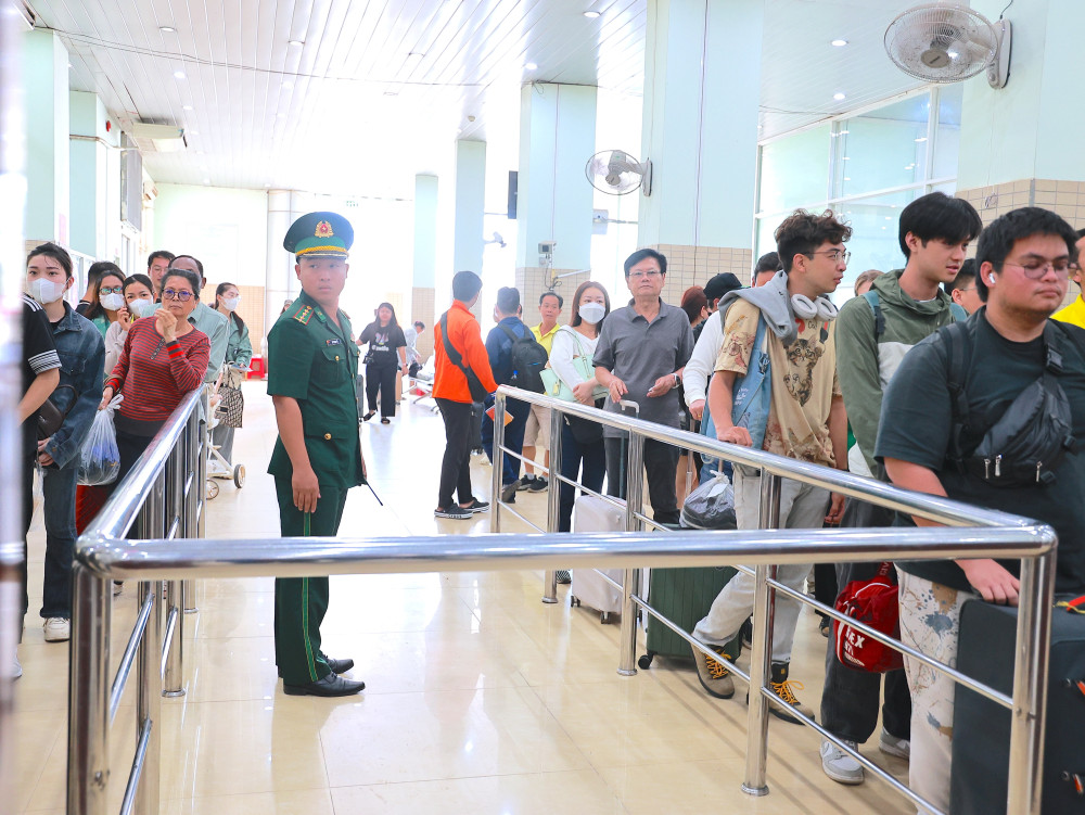 Hàng hóa xuất nhập cảnh được thông quan, vận chuyển xuyên suốt kỳ nghỉ lễ