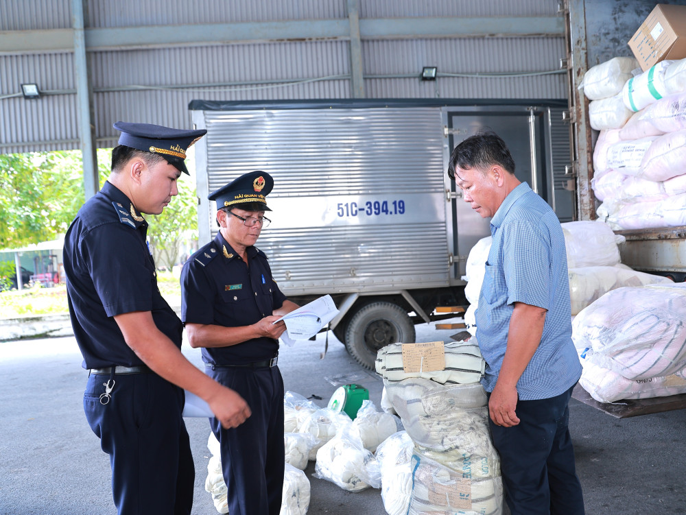 Hàng hóa xuất nhập cảnh được thông quan, vận chuyển xuyên suốt kỳ nghỉ lễ