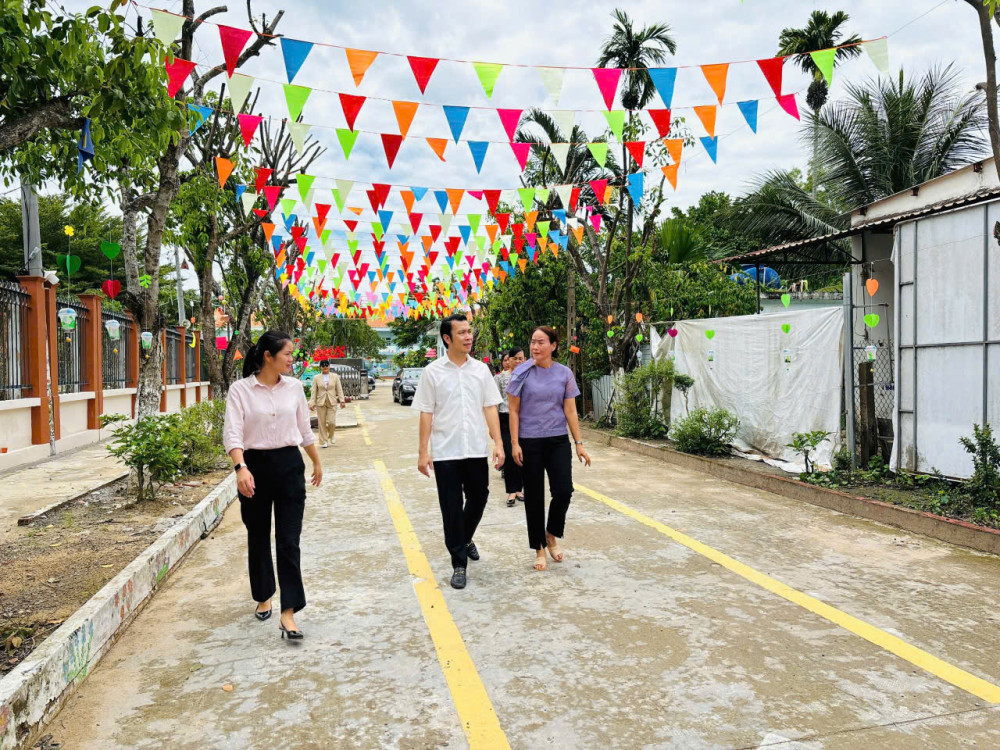 Lãnh đạo xã Hậu Nghĩa kiểm tra công tác chuẩn bị năm học mới