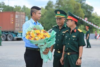 Lực lượng Quân đội Hoàng gia Campuchia tham gia diễu binh A80 qua cửa khẩu Mộc Bài về nước