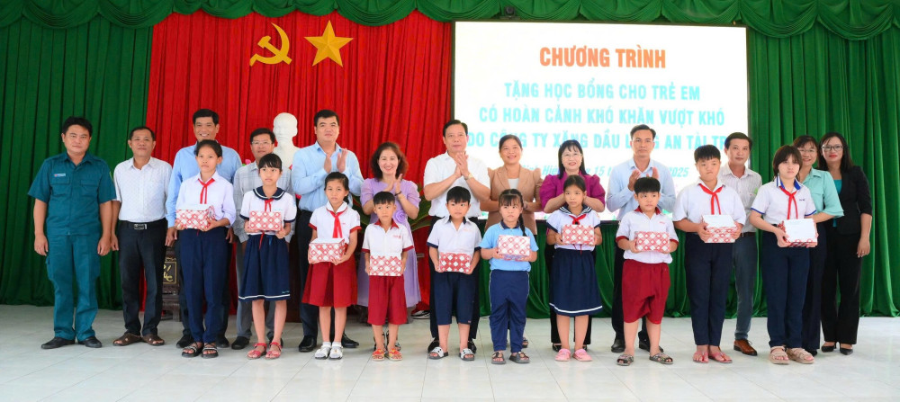 Chia sẻ khó khăn, trao cơ hội cho học sinh đến trường