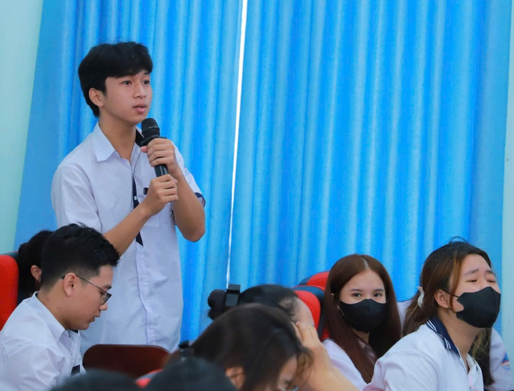 Chia sẻ khó khăn, trao cơ hội cho học sinh đến trường