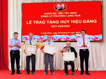 Chánh Thanh tra tỉnh Tây Ninh trao Huy hiệu Đảng tại phường Long Hoa