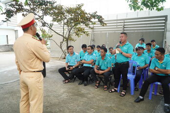 Công an Tây Ninh tuyên truyền pháp luật an toàn giao thông cho tài xế taxi