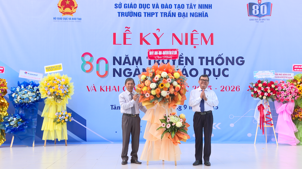 Trường THPT Trần Đại Nghĩa tổ chức Lễ khai giảng năm học mới 2025-2026 Đồng chí Trương Nhật Quang, Ủy viên Ban Thường vụ Tỉnh ủy, Trưởng Ban Nội chính Tỉnh ủy Tây Ninh tặng hoa chúc mừng khai giảng năm học mới tại trường THPT Trần Đại Nghĩa