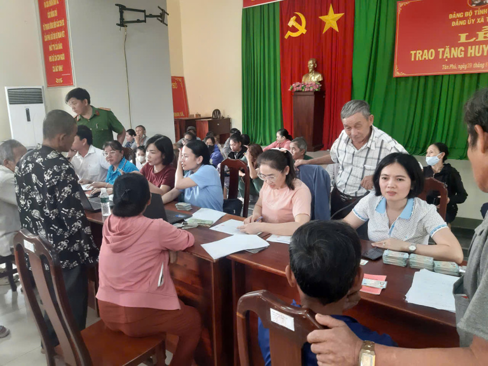 Xã Tân Phú khẩn trương cấp phát quà 02/9 - Lan tỏa niềm vui đến từng hộ dân