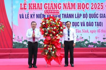 Phó Bí thư Tỉnh ủy Phạm Hùng Thái dự Lễ khai giảng năm học mới Trường THPT Chuyên Hoàng Lê Kha