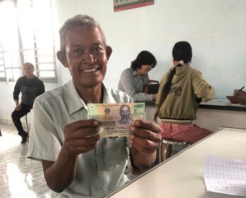 Xã Tân Phú khẩn trương cấp phát quà 02/9 - Lan tỏa niềm vui đến từng hộ dân