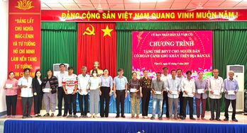 Trao học bổng và thẻ bảo hiểm y tế cho người dân và học sinh có hoàn cảnh khó khăn