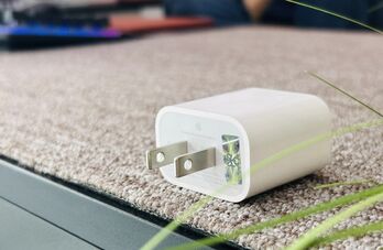 Có nên sạc điện thoại qua đêm? Câu trả lời bất ngờ từ Apple và Samsung