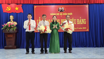 Xã Cầu Khởi trao Huy hiệu Đảng cho 4 đảng viên