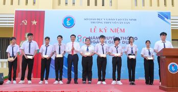 Phó Bí thư Thường trực Tỉnh ủy Nguyễn Mạnh Hùng dự lễ khai giảng năm học mới tại Trường THPT Võ Văn Tần