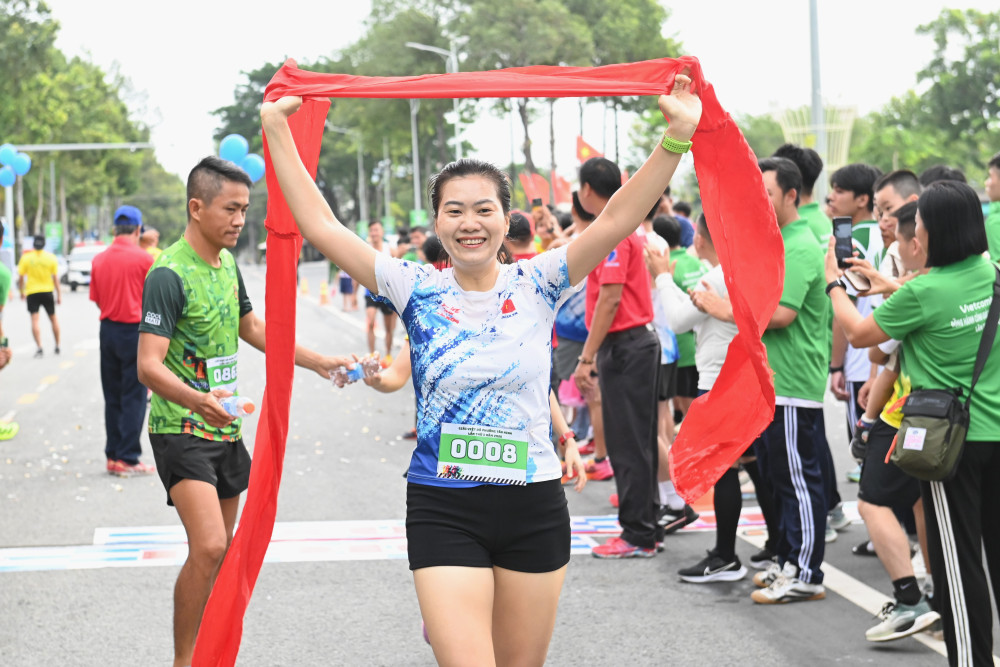 VĐV Trần Thị Thu Hằng (phường Tân Ninh) xuất sắc về đích đầu tiên cự ly 1,5 ngàn mét nữ