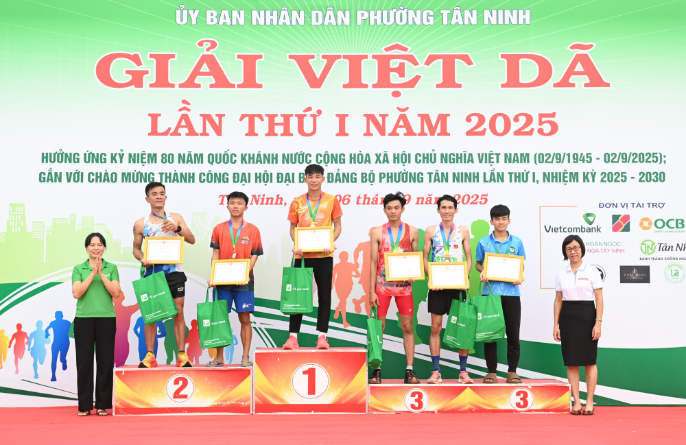 Ban tổ chức trao giải cho các VĐV nam đạt thành tích cao
