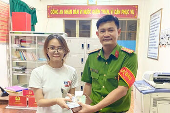 Công an xã Tân Châu trao trả tài sản cho người dân đánh rơi