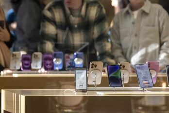 Người dùng 'sập bẫy' trước chiêu trò buộc nâng cấp iPhone của Apple