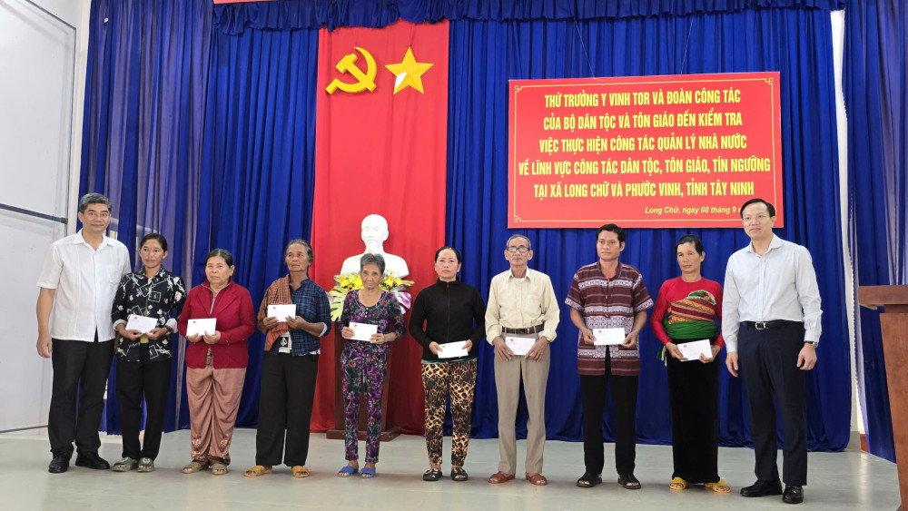 Đoàn công tác Bộ Dân tộc và Tôn giáo thăm người có uy tín, hộ gia đình chính sách tại xã Long Chữ, xã Phước Vinh