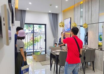 Giữa lúc lãi suất giảm, người trẻ nên ưu tiên gửi tiết kiệm hay sở hữu bất động sản?
