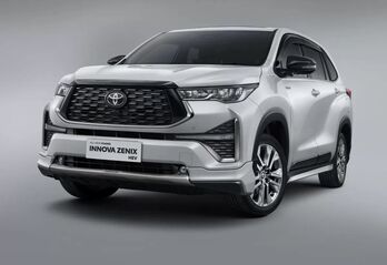 Toyota Innova Cross nâng cấp, thêm tiện nghi, chờ ngày về Việt Nam