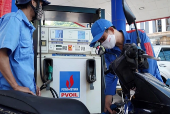 Giá xăng giảm, giá dầu tăng