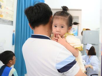 Theo dõi và chăm sóc trẻ sau tiêm chủng - Không được chủ quan