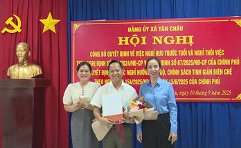 Xã Tân Châu trao quyết định nghỉ hưu trước tuổi và nghỉ thôi việc cho cán bộ, công chức, viên chức