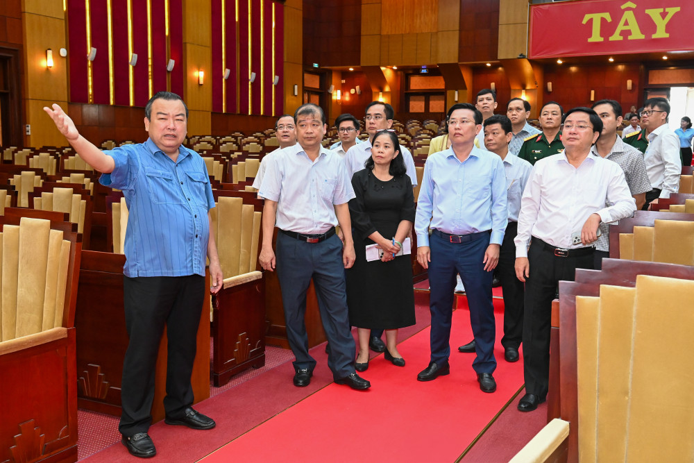 Phó Bí thư Tỉnh ủy Phạm Hùng Thái hướng dẫn đoàn công tác khảo sát Hội trường A, Tỉnh ủy Tây Ninh (cơ sở 2)