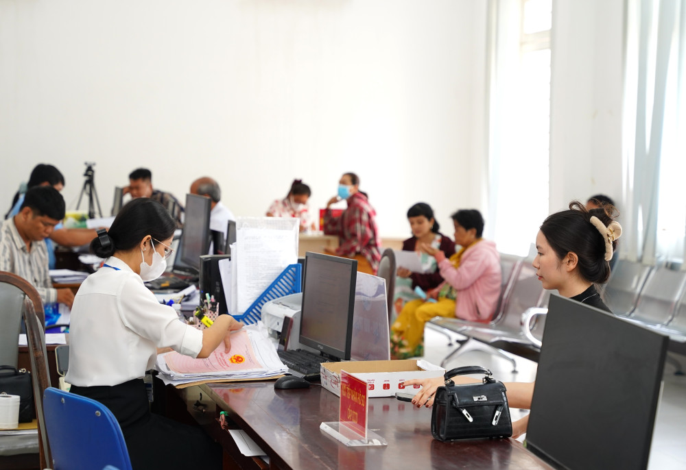 Giao dịch hành chính tại Trung tâm phục vụ hành chính công phường Tân Ninh