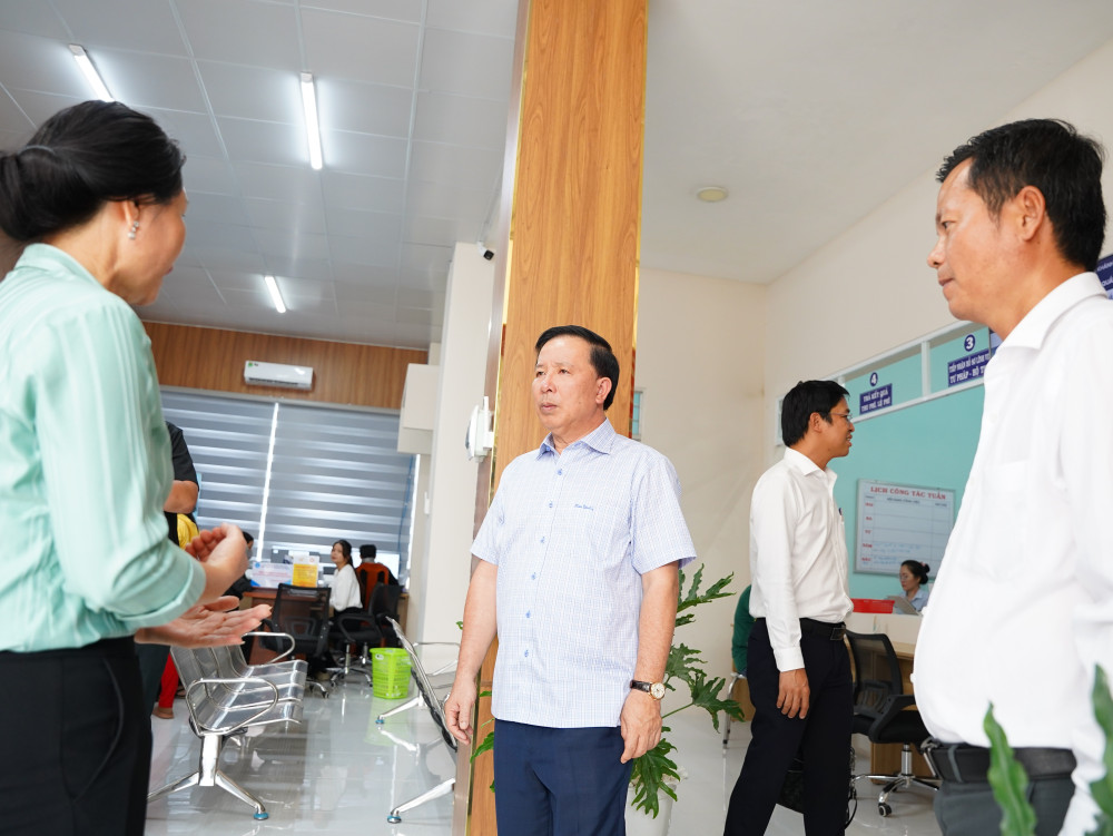 Chủ tịch UBND tỉnh Nguyễn Văn Út kiểm tra hoạt động Trung tâm Phục vụ hành chính công xã Hòa Khánh