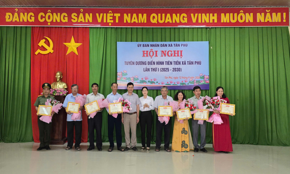Xã Tân Phú tuyên dương điển hình tiên tiến giai đoạn 2020-2025