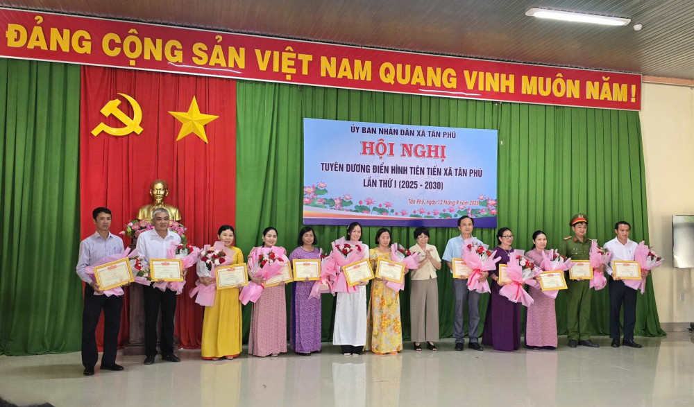 Xã Tân Phú tuyên dương điển hình tiên tiến giai đoạn 2020-2025