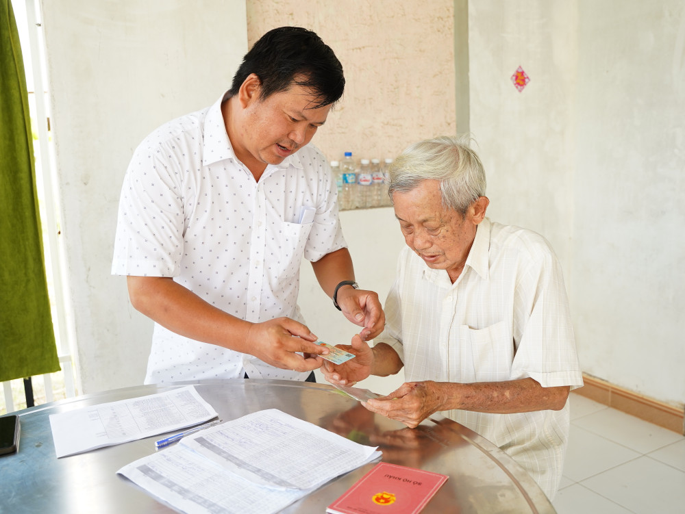 Người dân nhận quà 80 năm Quốc Khánh tại nhà