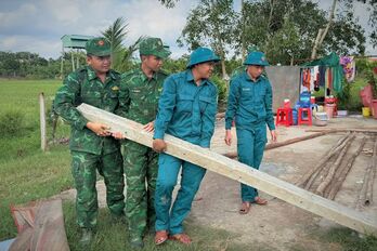 Đồn Biên phòng Mỹ Thạnh Tây: Thăm, hỗ trợ người dân bị tốc mái do giông lốc