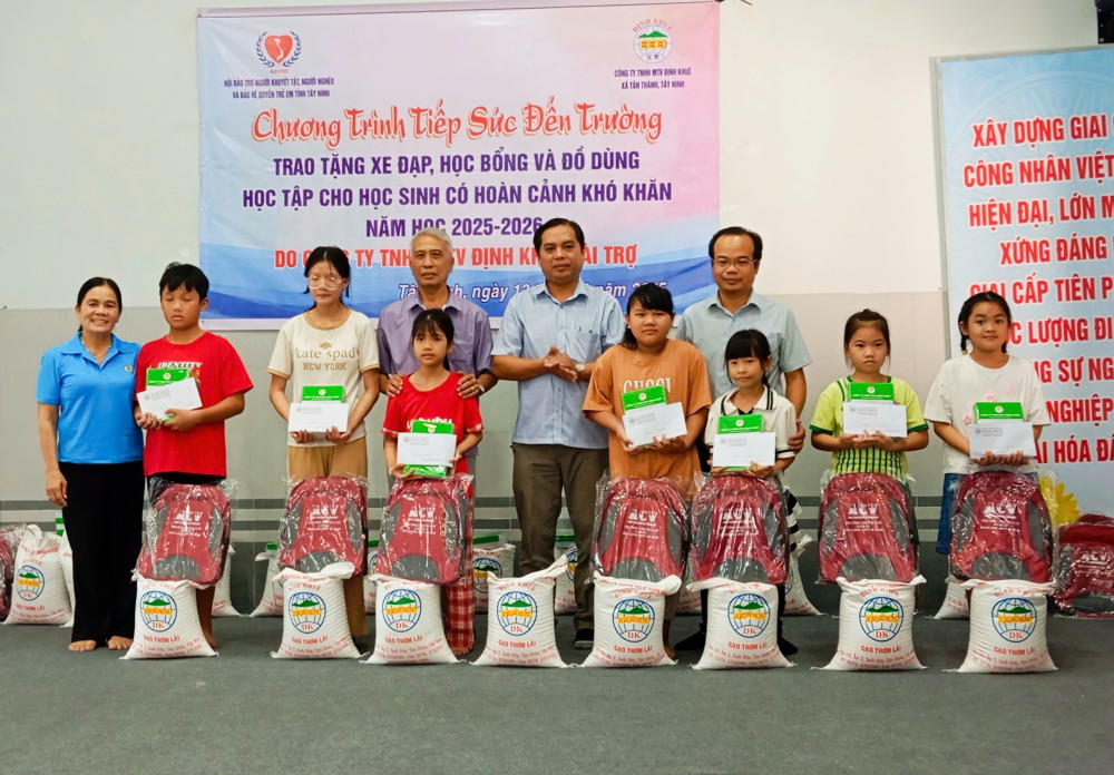 Các đại biểu trao quà học bổng cho học sinh nghèo xã Tân Thành