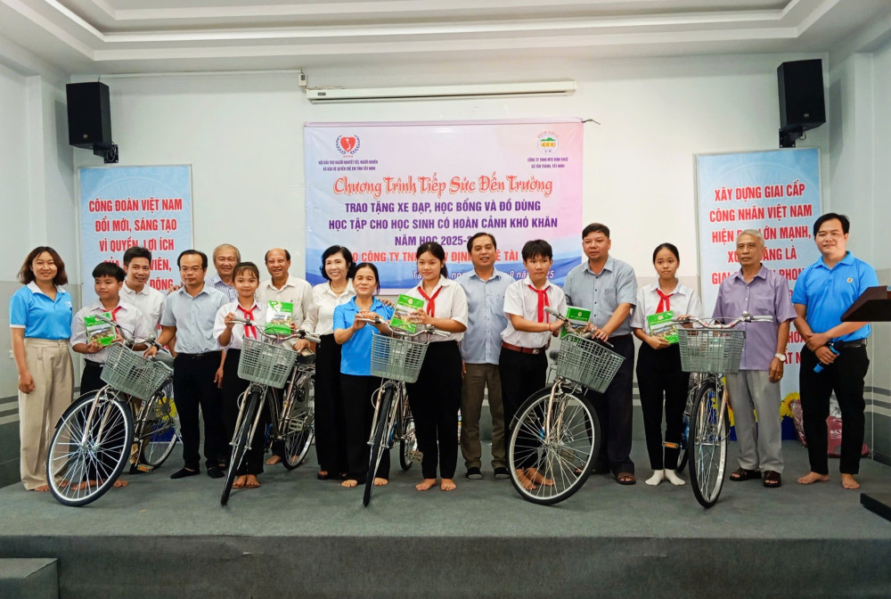 Đại biểu trao xe đạp cho học sinh nghèo xã Tân Thành