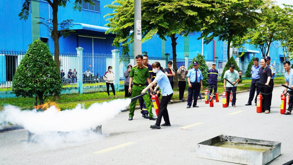Tuyên truyền, thực hành chữa cháy, cứu nạn, cứu hộ cho công nhân trong Khu công nghiệp Tân Kim mở rộng