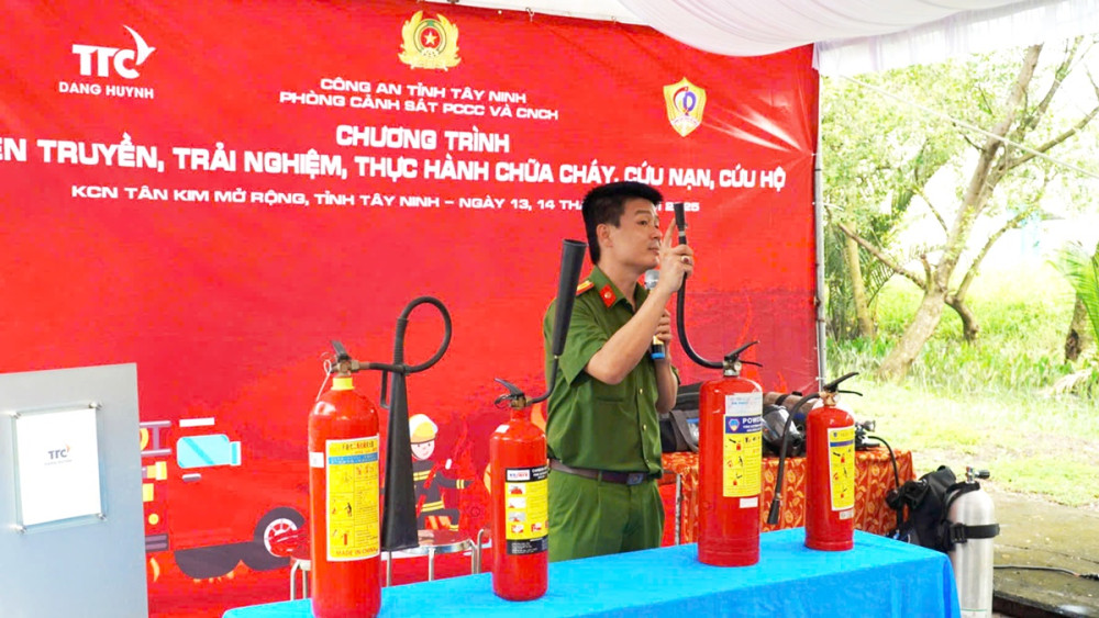 Tuyên truyền, thực hành chữa cháy, cứu nạn, cứu hộ cho công nhân trong Khu công nghiệp Tân Kim mở rộng