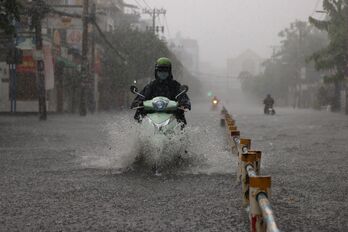 Thời tiết hôm nay 15/9: Cả nước có mưa, mưa to ở miền Bắc và miền Nam