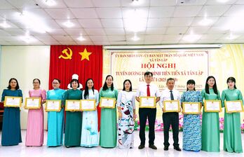 Xã Tân Lập khen thưởng các điển hình tiên tiến trong giai đoạn 2020-2025