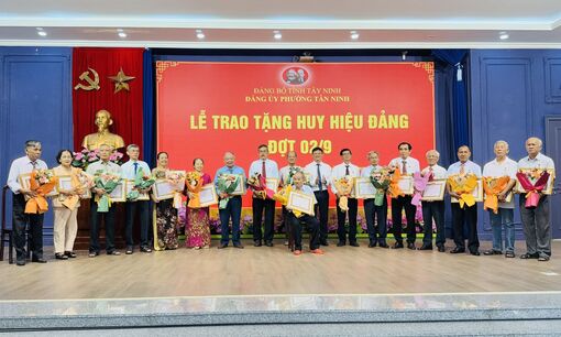 Đảng ủy phường Tân Ninh trao tặng Huy hiệu Đảng cho 52 đảng viên Đảng ủy phường Tân Ninh trao tặng Huy hiệu Đảng cho 52 đảng viên