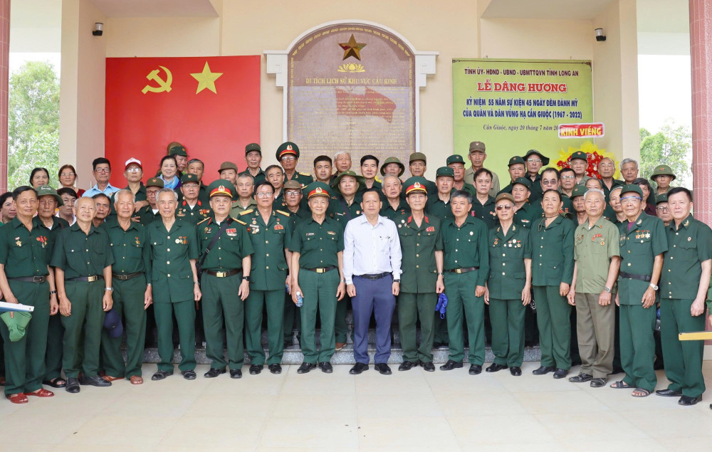 Về vùng đất sáng mãi tám chữ vàng