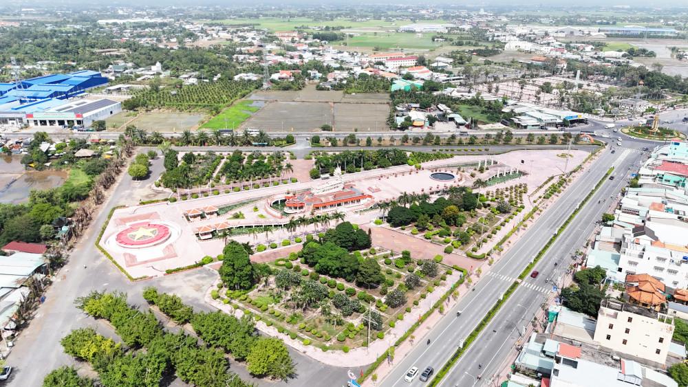 Về vùng đất sáng mãi tám chữ vàng