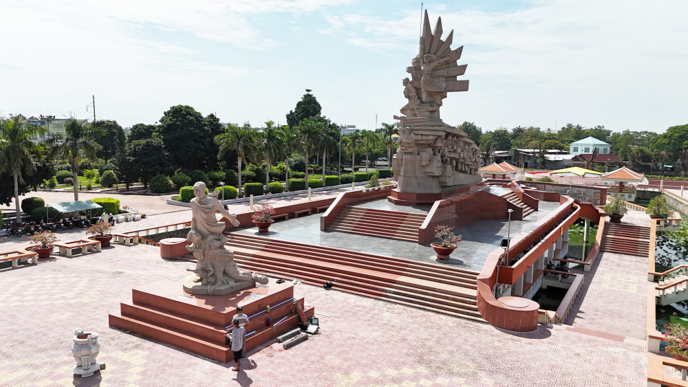 Về vùng đất sáng mãi tám chữ vàng