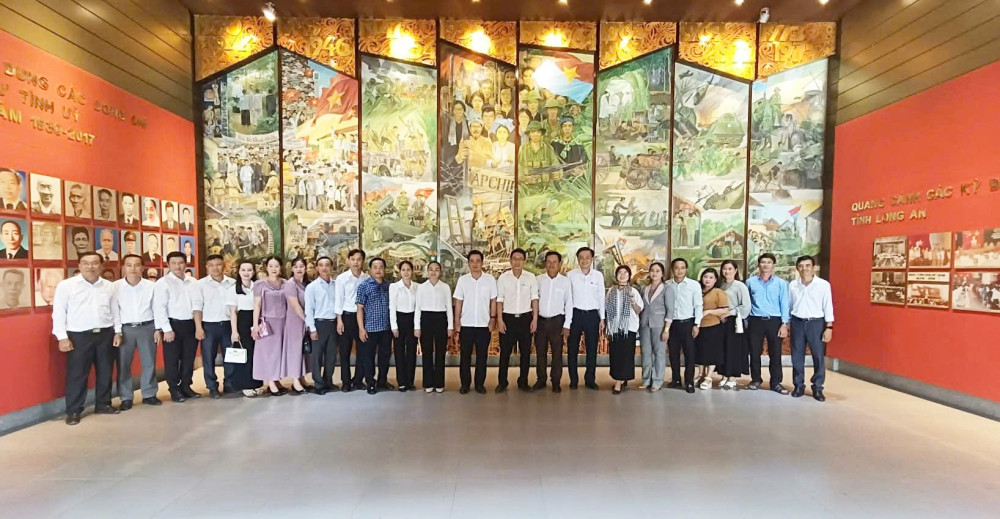 Về vùng đất sáng mãi tám chữ vàng