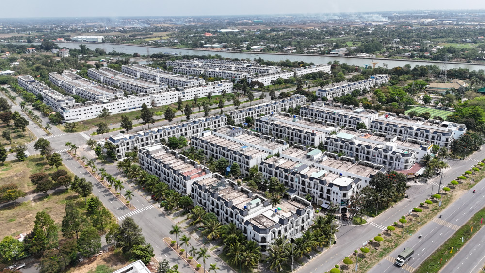 Về vùng đất sáng mãi tám chữ vàng