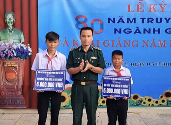 Chiến sĩ quân hàm xanh tiếp sức học sinh vùng biên