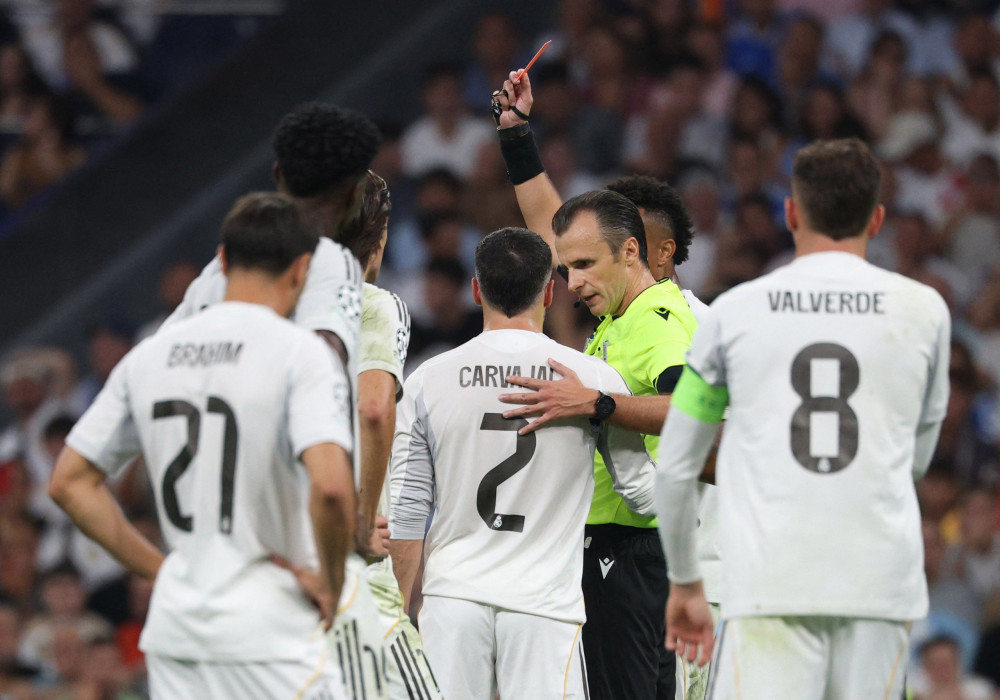 Khi Mbappe tỏa sáng, 10 người Real Madrid vẫn đủ thắng Marseille