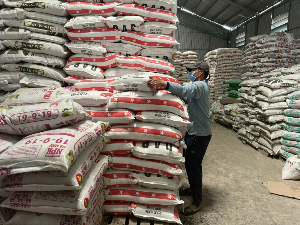 Giá phân bón tăng cao, nông dân gặp khó